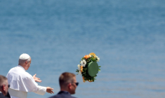 Le pape Léon XIV lance un bouquet de fleurs en mer en hommage aux milliers de migrants morts dans la périlleuse traversée de l'Atlantique depuis l'Afrique, à Arguineguin, aux Canaries, le 11 juin 2026 ( AFP / Pierre-Philippe MARCOU )