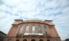 Une banderole avec le slogan "see you soon" est visible au Théâtre municipal à Mayence