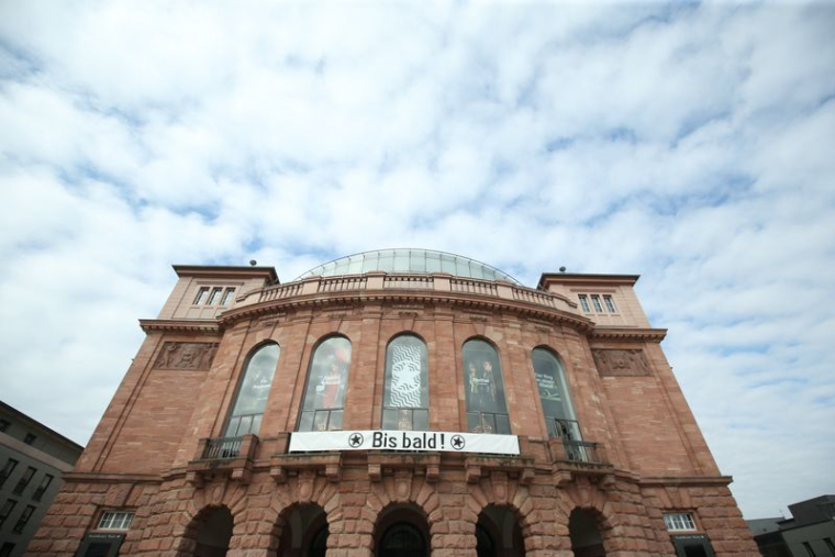Une banderole avec le slogan "see you soon" est visible au Théâtre municipal à Mayence