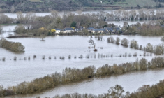 La crue autour du village de Denée, près d'Angers, dans l'ouest de la France, le 16 février 2026. ( AFP / DAMIEN MEYER )