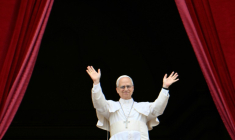 Le pape Léon XIV salue la foule de fidèles depuis le balcon de la basilique Saint-Pierre au Vatican après la prière Regina Caeli, le 11 mai 2025 ( AFP / Alberto PIZZOLI )