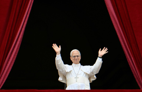 Le pape Léon XIV salue la foule de fidèles depuis le balcon de la basilique Saint-Pierre au Vatican après la prière Regina Caeli, le 11 mai 2025 ( AFP / Alberto PIZZOLI )