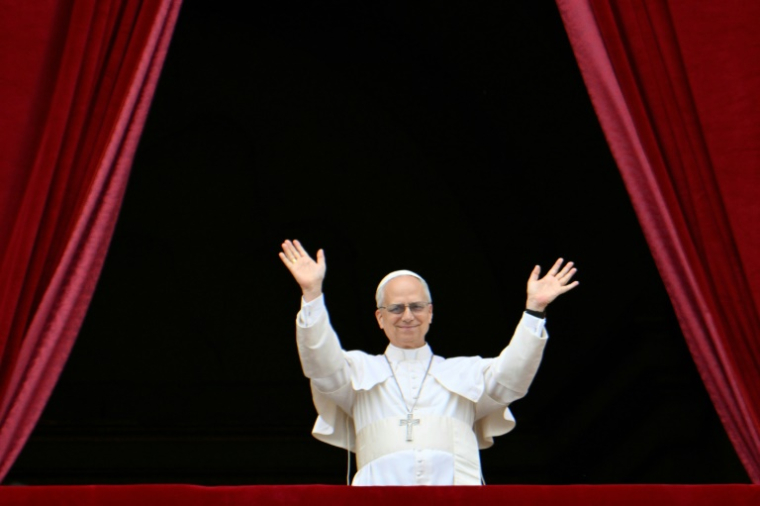 Le pape Léon XIV salue la foule de fidèles depuis le balcon de la basilique Saint-Pierre au Vatican après la prière Regina Caeli, le 11 mai 2025 ( AFP / Alberto PIZZOLI )