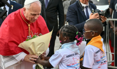 Le pape Léon XIV (C) reçoit un bouquet de fleurs des enfants à son arrivée pour rencontrer les évêques à la paroisse Notre-Dame de Fatima à Luanda, au huitième jour d'un voyage apostolique de 11 jours en Afrique, le 20 avril 2026. ( AFP / Alberto PIZZOLI )