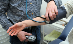 L'ensemble des syndicats de médecins libéraux maintiennent leur appel à une grève à partir du 5 janvier, dénonçant le projet de budget de la Sécu et une politique gouvernementale "piétinant" leur profession ( AFP / Fred TANNEAU )