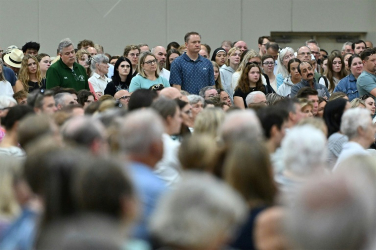 Des personnes assistent à une veillée à l'Académie des Saints Anges à Richfield après une attaque par armes à feu à l’Eglise de l’Annonciation et l'Ecole catholique de Minneapolis, dans le Minnesota, le 27 août 2025 ( AFP / Tom Baker )