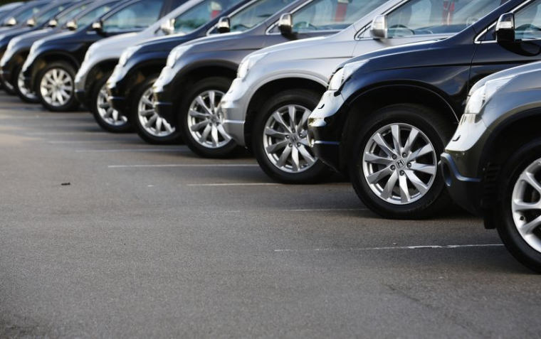 Des voitures sur un parking d'exposition