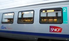 Le logo de la SNCF est représenté sur un train arrivant à la gare SNCF de Moissac