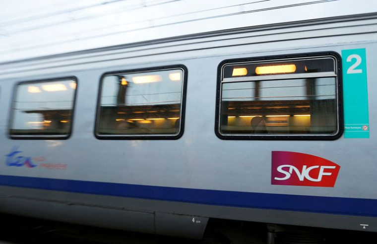 Le logo de la SNCF est représenté sur un train arrivant à la gare SNCF de Moissac