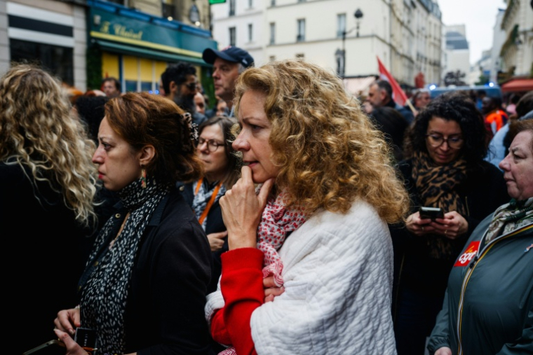 Des employés manifestent devant le BHV Marais lors d'une grève pour pour dénoncer l'installation du géant asiatique du commerce en ligne Shein dans l'enceinte du grand magasin, le 10 octobre 2025 à Paris ( AFP / Dimitar DILKOFF )