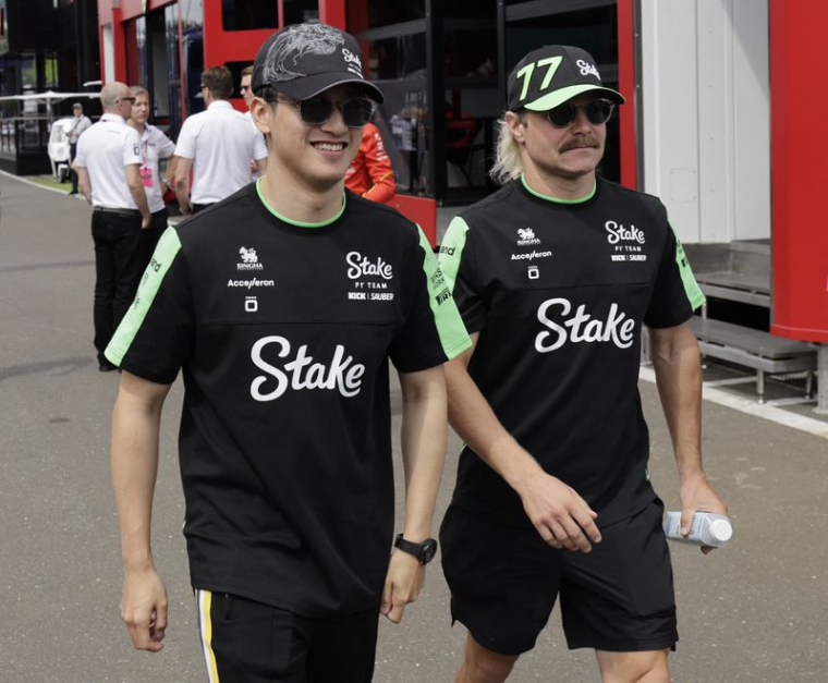 Guanyu Zhou et Valtteri Bottas avant une séance d'essais libres au Grand Prix d'Autriche