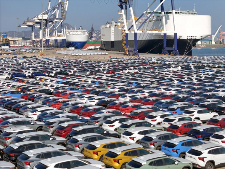 Des voitures destinées à l'exportation sont stationnées au port de Yantai