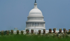 Des soldats américains sur le National Mall à la veille de la parade militaire organisée à Washington samedi, le 13 juin 2025  ( AFP / Matthew Hatcher )