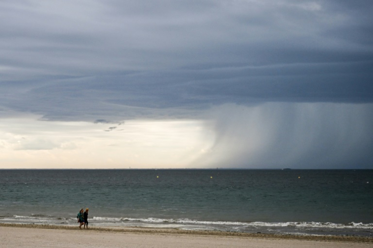 Météo-France place neuf départements en vigilance orange pour risque de pluie-inondations vendredi 18 juillet 2025 ( AFP / LOIC VENANCE )