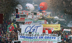 En 1995, le projet de réforme soutenu par Alain Juppé avait mené à plus de trois semaines de grève, paralysant le pays juste avant les vacances de Noël ( AFP / PASCAL PAVANI )