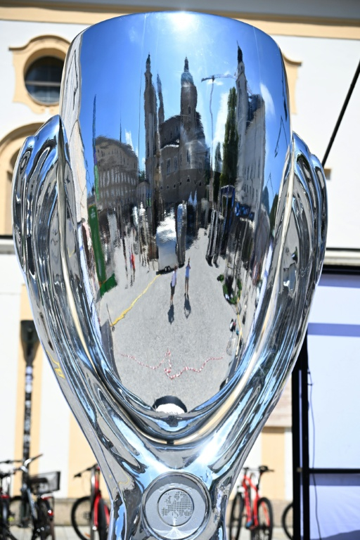 Une réplique géante du trophée de la Supercoupe d'Europe, dont l'édition 2026 opposera le Paris Saint-Germain à Aston Villa, installée dans le centre-ville de Salzbourg, le 10 août 2026 ( APA / BARBARA GINDL )