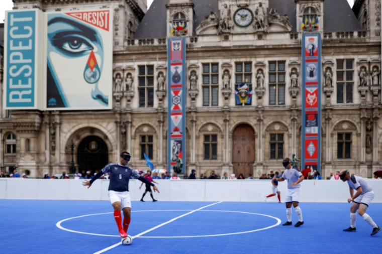 Match de football les yeux bandés à Paris dans le cadre de la première Fête du sport, avec plus de 5.000 événements dans toute la France, le 14 septembre 2025 ( AFP / Ian LANGSDON )