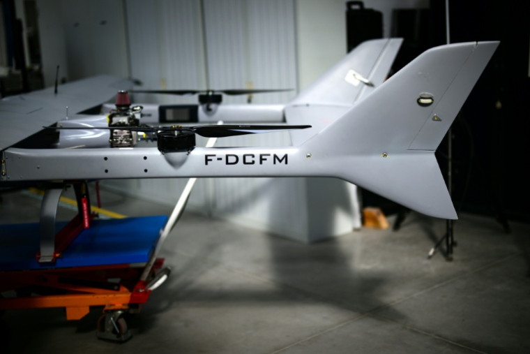 Un drone à l'usine Survey Copter, filiale d'Airbus, à Pierrelatte, le 31 mars 2026 dans la Drôme ( AFP / OLIVIER CHASSIGNOLE )