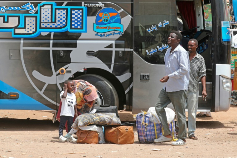 Des Soudanais déplacés arrivent à un arrêt de bus à Khartoum le 22 septembre 2026, alors que des familles retournent dans la capitale ( AFP / Ebrahim Hamid )