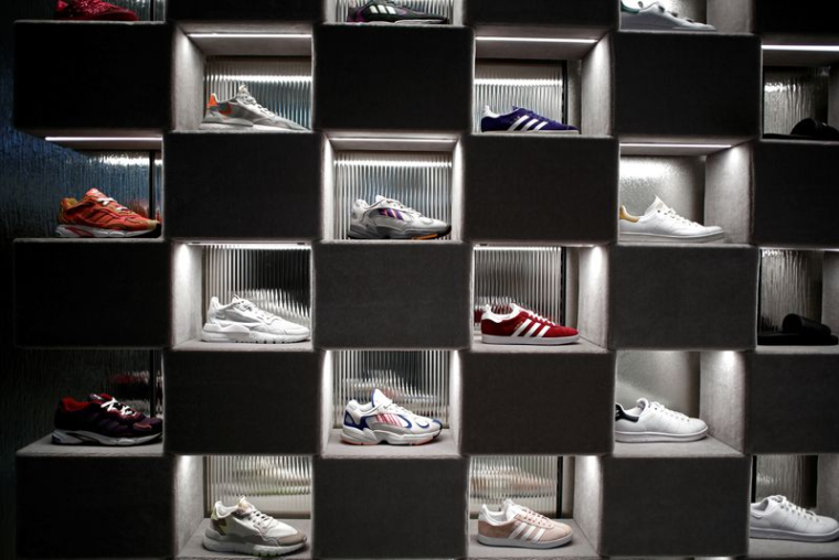 Des baskets Adidas sont exposées dnas un magasin