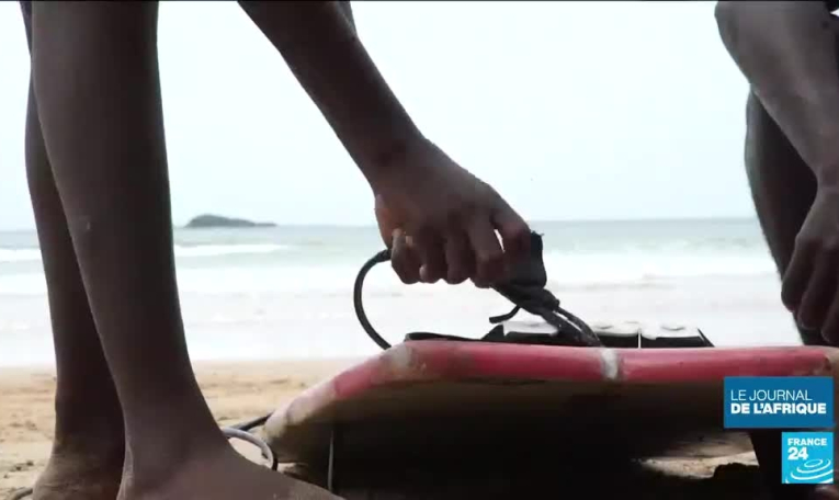Au Ghana, un club de surf encourage les femmes à dompter les vagues