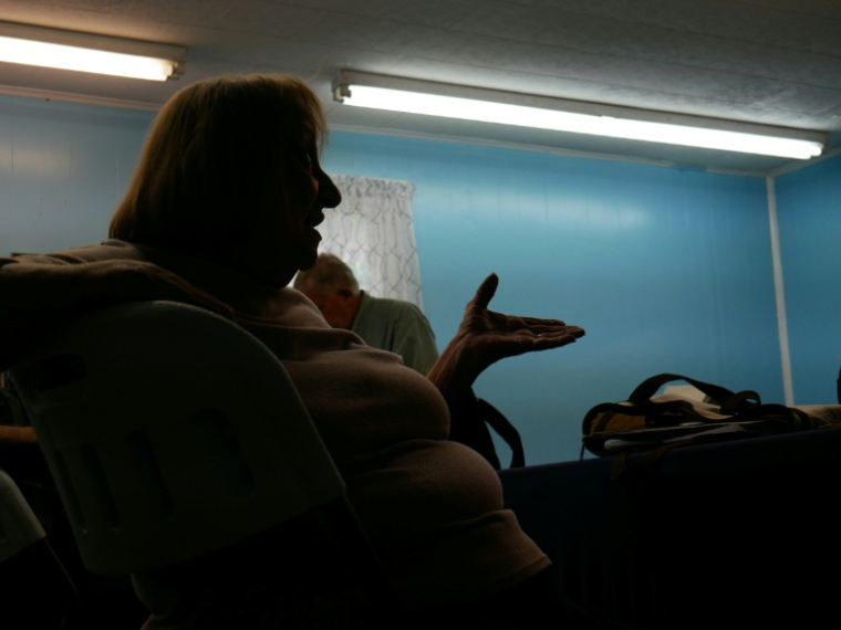 Debbie Wills, coordinatrice du Black Lung Program at Valley Health System, s'exprime durant une réunion, le 13 août 2026 à Cabin Creek, en Virginie-Occidentale (Etats-Unis) ( AFP / Pierre HARDY )