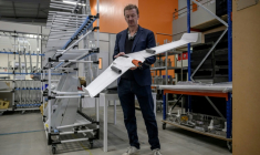 Bastien Mancini, cofondateur de l'entreprise Delair avec le drone Oscar produit en collaboration avec KNDS dans les locaux de Delair à Labège, dans le sud-ouest de la France  ( AFP / Ed JONES )