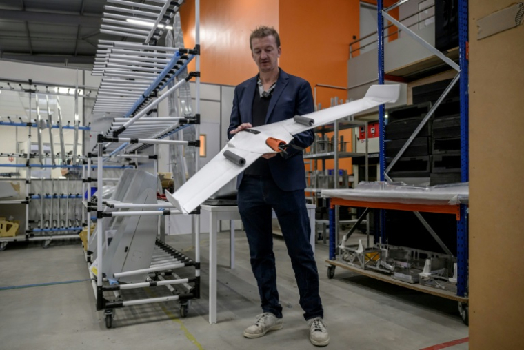 Le cofondateur de la société française Delai Bastian Mancini avec le drone Oscar à Labège, dans le sud-ouest de la France, le 11 avil 2025 ( AFP / Ed JONES )