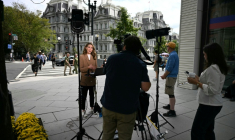 La correspondante de CNN Julia Benbrook près de la Maison Blanche à Washington le 19 septembre 2026 ( AFP / Jim WATSON )