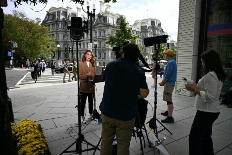La correspondante de CNN Julia Benbrook près de la Maison Blanche à Washington le 19 septembre 2026 ( AFP / Jim WATSON )