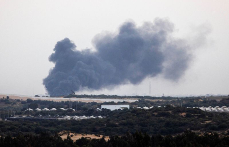 La fumée s'élève au-dessus de la bande de Gaza, vue de la frontière israélienne avec Gaza
