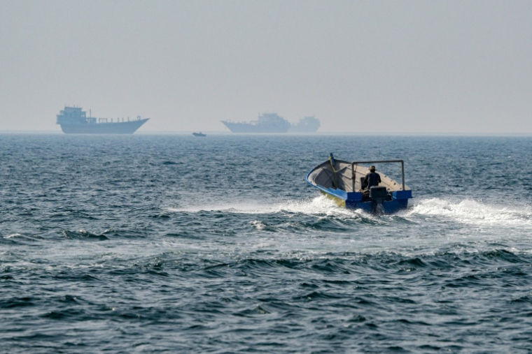 Un bateau navigue dans les eaux du détroit d'Ormuz, au large de Khasab, sur la péninsule de Musandam, au nord d'Oman, le 25 juin 2025 ( AFP / Giuseppe CACACE )