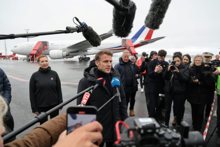 Le président français Emmanuel Macron s'exprime devant la presse à son arrivée au Groenland, le 15 juin 2025 Nuuk ( AFP / Ludovic MARIN )