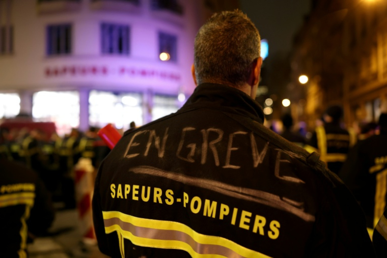 Les pompiers-professionnels, dont plus de la moitié figurent aussi parmi les quelque 200.900 pompiers volontaires, réclament en outre "un recentrage" des missions de secours et soins d'urgence aux personnes ( AFP / Alex MARTIN )