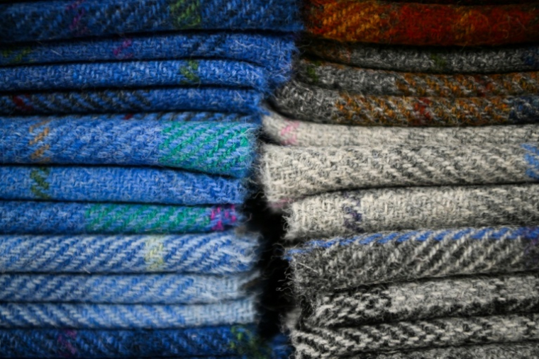 Des étoles de tweed vendues dans une boutique de l'île de Harris, le 28 avril 2025 ( AFP / Andy Buchanan )