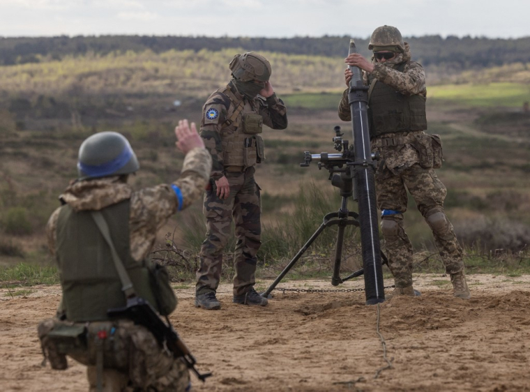 Des militaires ukrainiens et un instructeur français (centre) en Pologne, le 4 avril 2024. ( AFP / WOJTEK RADWANSKI )