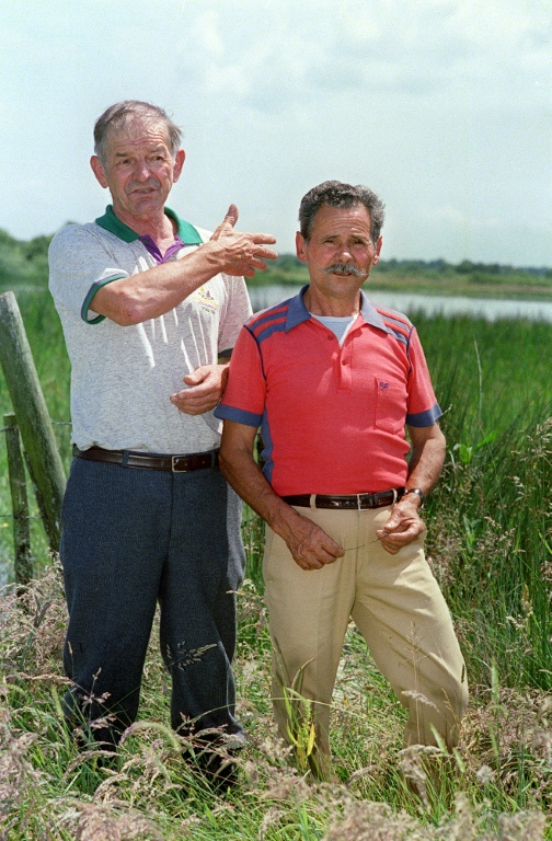 Raymond Mis (G) et Gabriel Thiennot  le 14 juin 1988 non loin de l'étang de Brenne dans l'Indre où fut retrouvé le corps du garde-chasse Boistard en 1946pour l'assassinat duquel ils furent à l'époque inculpés et condamnés. Ils n'ont cessé depuis lors de proclamer leur innocence. Le procès en révision a eu lieu le 15 juin 1988 devant la Cour de Cassation de Paris.   AFP PHOTO ( AFP / FRANK PERRY )
