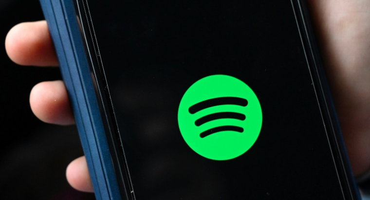 Le géant du streaming musical Spotify a indiqué jeudi avoir gagné 11 millions d'utilisateurs actifs mensuels au troisième trimestre et avoir atteint 788 millions d'utilisateurs actifs fin septembre ( AFP / Tobias Schwarz )