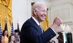 Le président américain Biden célèbre l'anniversaire de la loi sur la réduction de l'inflation de 2022 à Washington