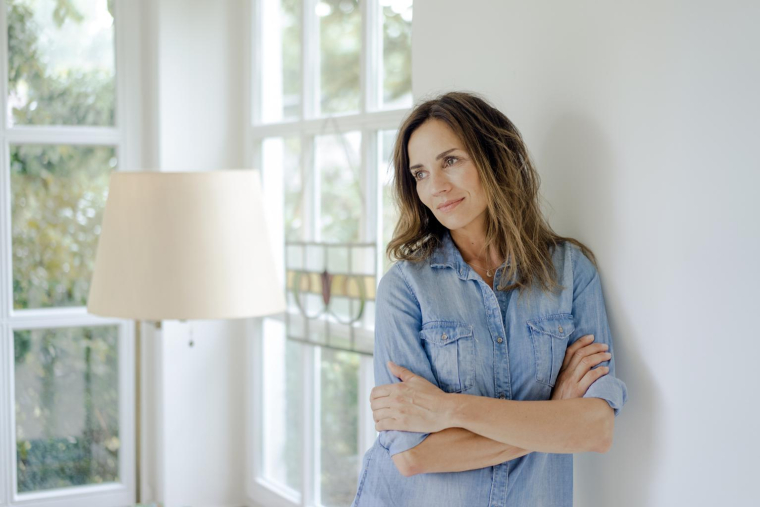 Claire cherche des solutions réalistes pour se constituer un complément de revenus, sans prendre de risques excessifs ni bouleverser son équilibre financier. ( crédit photo : Getty Images/Westend61 )