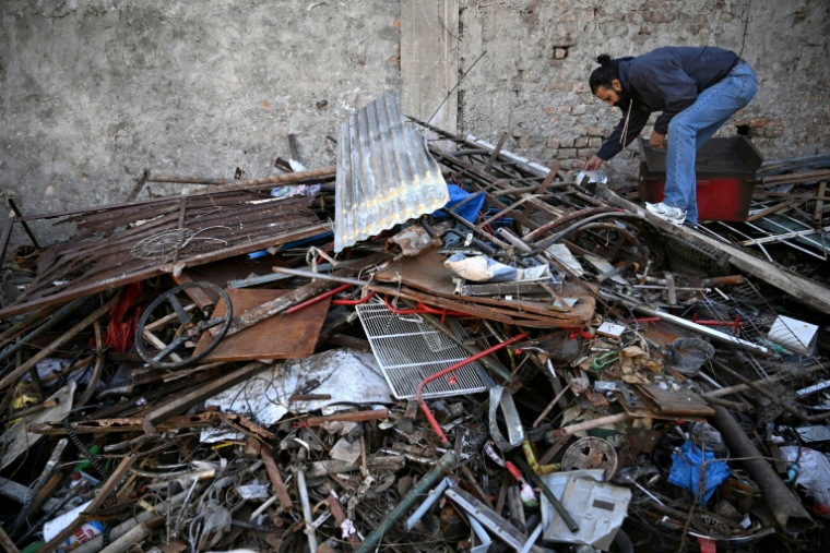 Le sculpteur Ehtisham Jadoon récupère de la ferraille dans une casse à la périphérie d'Islamabad, le 12 février 2026 au Pakistan ( AFP / Farooq NAEEM )