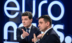 Le maire centriste de Bucarest Nicusor Dan et le chef du parti nationaliste AUR George Simion, lors d'un débat télévisé à Bucarest le 8 mai 2025 ( AFP / Daniel MIHAILESCU )