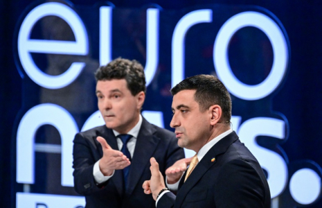 Le maire centriste de Bucarest Nicusor Dan et le chef du parti nationaliste AUR George Simion, lors d'un débat télévisé à Bucarest le 8 mai 2025 ( AFP / Daniel MIHAILESCU )