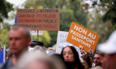 FRANCE: LA MOBILISATION FAIBLIT CONTRE LE "PASS SANITAIRE"