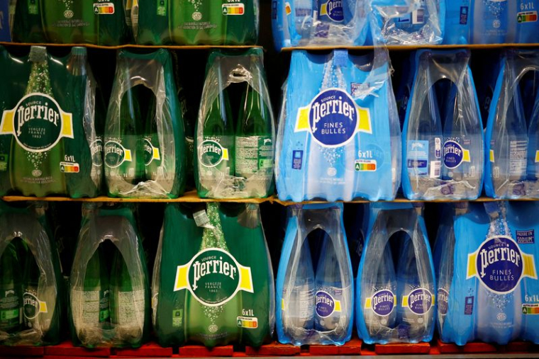 PHOTO D'ARCHIVE : Des bouteilles de Perrier dans un supermarché de Vertou