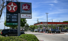 Une station-service américaine à Houston (Texas) le 16 mars 2026 ( AFP / RONALDO SCHEMIDT )
