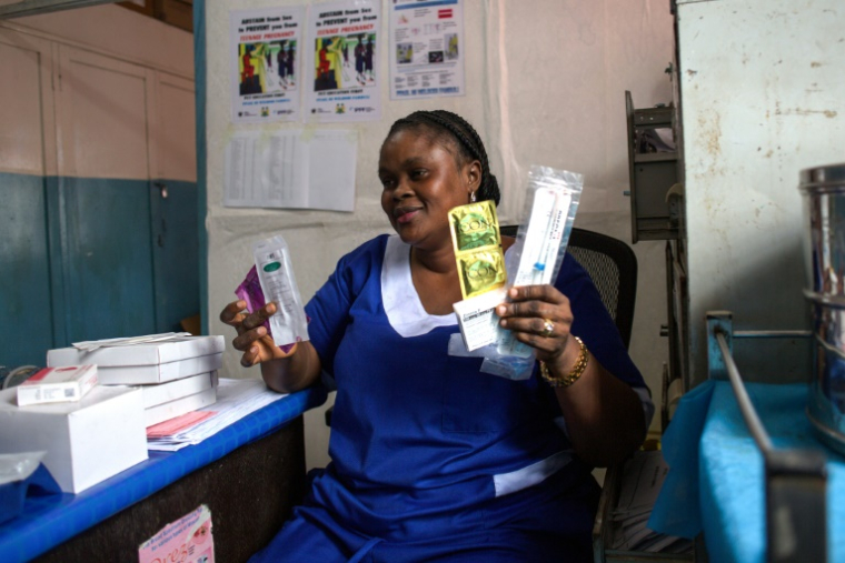 Matild Zainab Kamara, une infirmière, présente différentes méthodes contraceptives à la clinique de santé sexuelle et reproductive du planning familial à Freetown, le 12 novembre 2025 ( AFP / Saidu BAH )