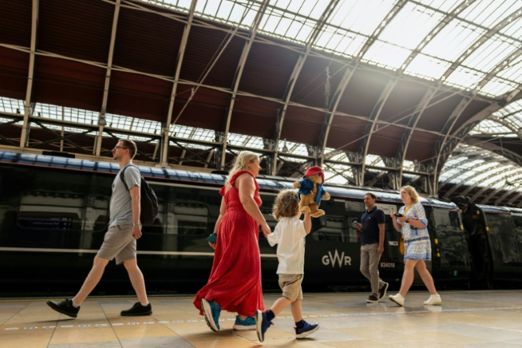 Des voyageurs se frayent un chemin dans la gare de Paddington, dans le centre de Londres, le 25 juin 2026 ( AFP / Brook Mitchell )