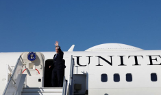Le secrétaire d'État américain Antony Blinken monte à bord d'un avion à Amman, en Jordanie