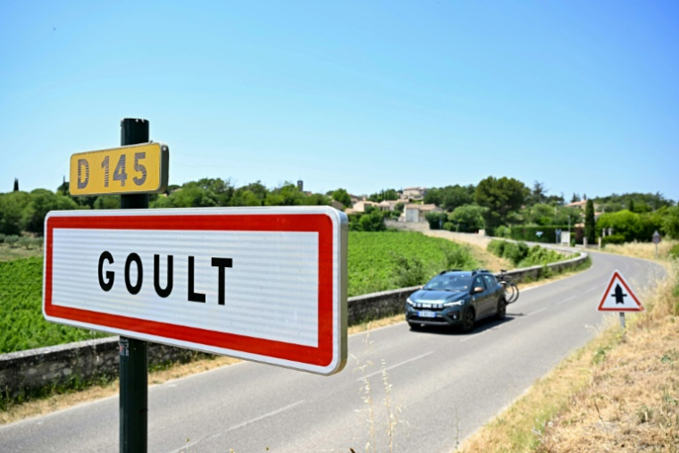 Panneau de signalisation du village de Goult, dans le Vaucluse, où deux personnes sont mortes et trois autres gravement blessées après des tirs lors d'un mariage, le 22 juin 2025 ( AFP / Gabriel BOUYS )